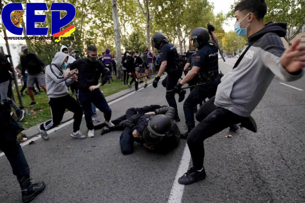 cep_cepolicia's tweet photo. 🚨 Estos son los “pacíficos” manifestantes de la protesta de hoy frente a la Asamblea de #Madrid. Ha habido 3 detenidos y cuatro compañeros han tenido que ser atendidos por varias contusiones. Todo el apoyo de @cep_cepolicia a la UIP en su trabajo de hoy ante estos violentos. https://t.co/B4fZ2Z2F8u