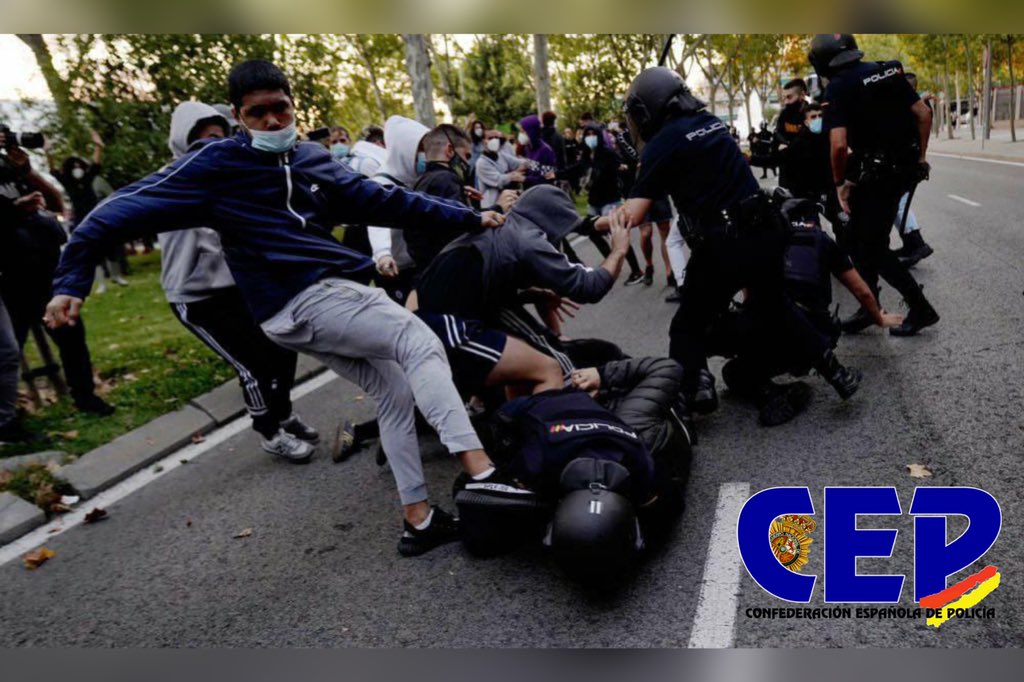 cep_cepolicia's tweet photo. 🚨 Estos son los “pacíficos” manifestantes de la protesta de hoy frente a la Asamblea de #Madrid. Ha habido 3 detenidos y cuatro compañeros han tenido que ser atendidos por varias contusiones. Todo el apoyo de @cep_cepolicia a la UIP en su trabajo de hoy ante estos violentos. https://t.co/B4fZ2Z2F8u