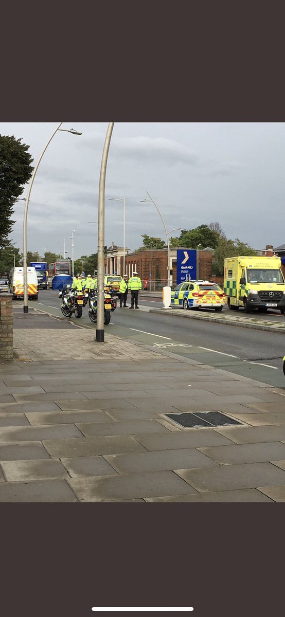#Redbridge 
An elderly woman has died while an elderly man is fighting for his life in hospital after they were struck by a lorry this afternoon in #GantsHill.

Met Police say at 2:39pm they were called to Cranbrook Road.

The lorry driver is helping police with their enquiries.