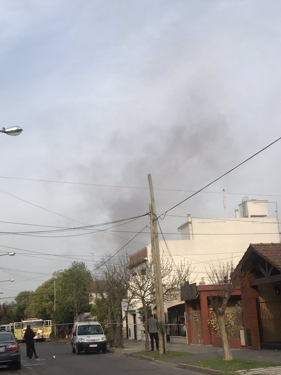 Belengsieiro's tweet photo. La humareda comenzó a bajar. Los bomberos trabajan para controlar las llamas del incendio #Haedo https://t.co/IJ6u7sJrk0