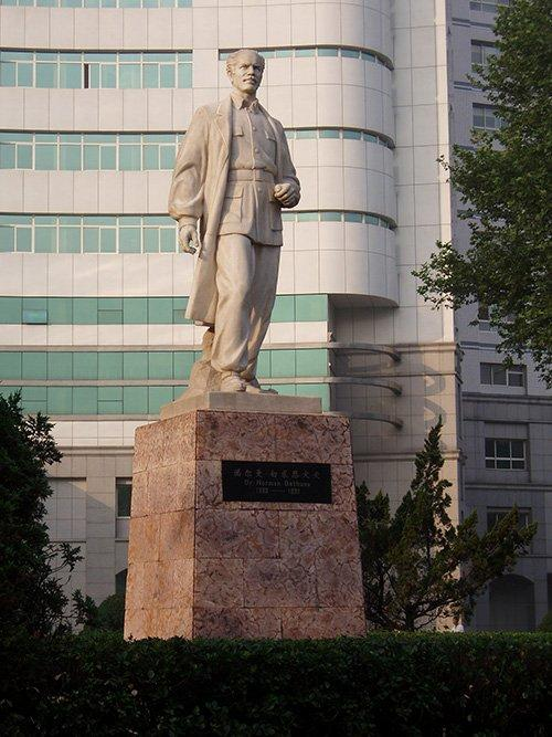 En Shijiazhuang tiene un hospital dedicado, el Hospital Bethune de la Paz Internacional.