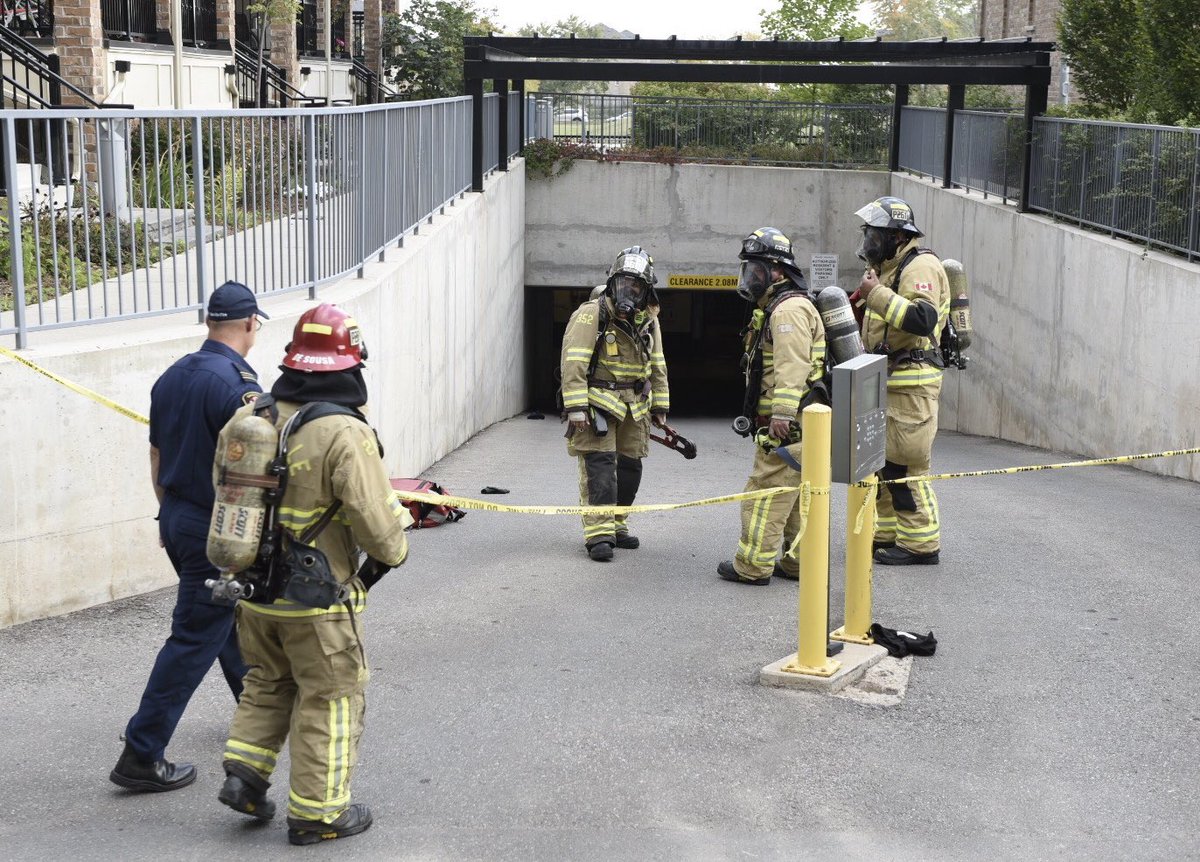 GPmedia_24's tweet photo. WORKERS OVERCOME: @oakvillefire on scene with @HaltonMedics207 assessing several workers overcome by fumes  while working in twnhouse underground (Dundas/Bronte), carbon monoxide (CO) levels in the thousands upon entry, at least 1 worker transported. https://t.co/GiRoNvDqGz