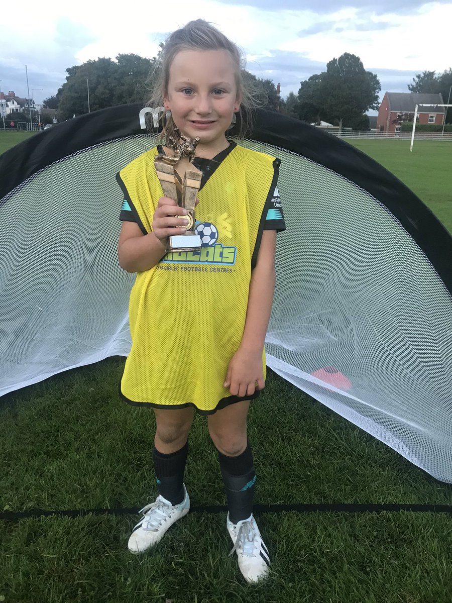 FcSaxons's tweet photo. This weeks Girls Dev ST⭐️R Trainer of the week was Sophia 🏆🎖 for an all round great session. 

The coaches said she was enthusiastic and tried her best across all session challenges 👌

Well done kiddo ⚽️⚽️⚽️ https://t.co/BKxzDCLxVK
