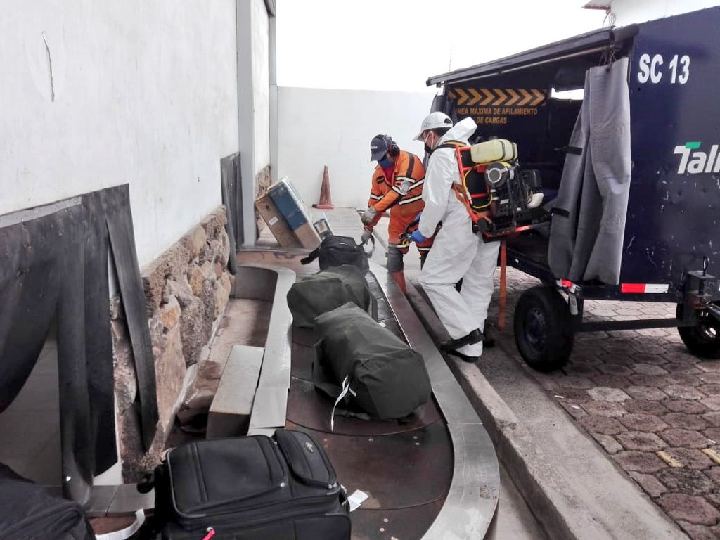 ABG_galapagos's tweet photo. #SanCristóbal| Continuamos con la desinfecciones en áreas de mayor afluencia de personas. Esta mañana realizamos fumigación de maletas, equipajes de mano y aeropuerto de la isla San Cristóbal con @NeuthoxEcuador, gracias al apoyo de @GreenControl2 y sus donantes. https://t.co/m9ceoKQbQ6