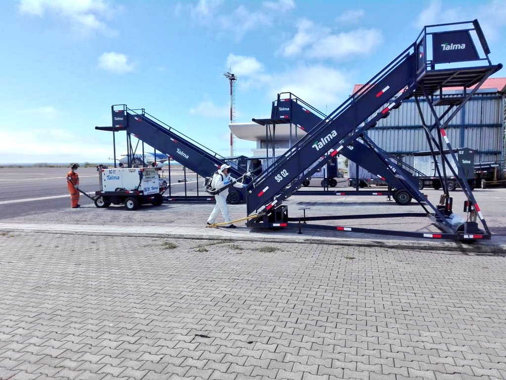 ABG_galapagos's tweet photo. #SanCristóbal| Continuamos con la desinfecciones en áreas de mayor afluencia de personas. Esta mañana realizamos fumigación de maletas, equipajes de mano y aeropuerto de la isla San Cristóbal con @NeuthoxEcuador, gracias al apoyo de @GreenControl2 y sus donantes. https://t.co/m9ceoKQbQ6