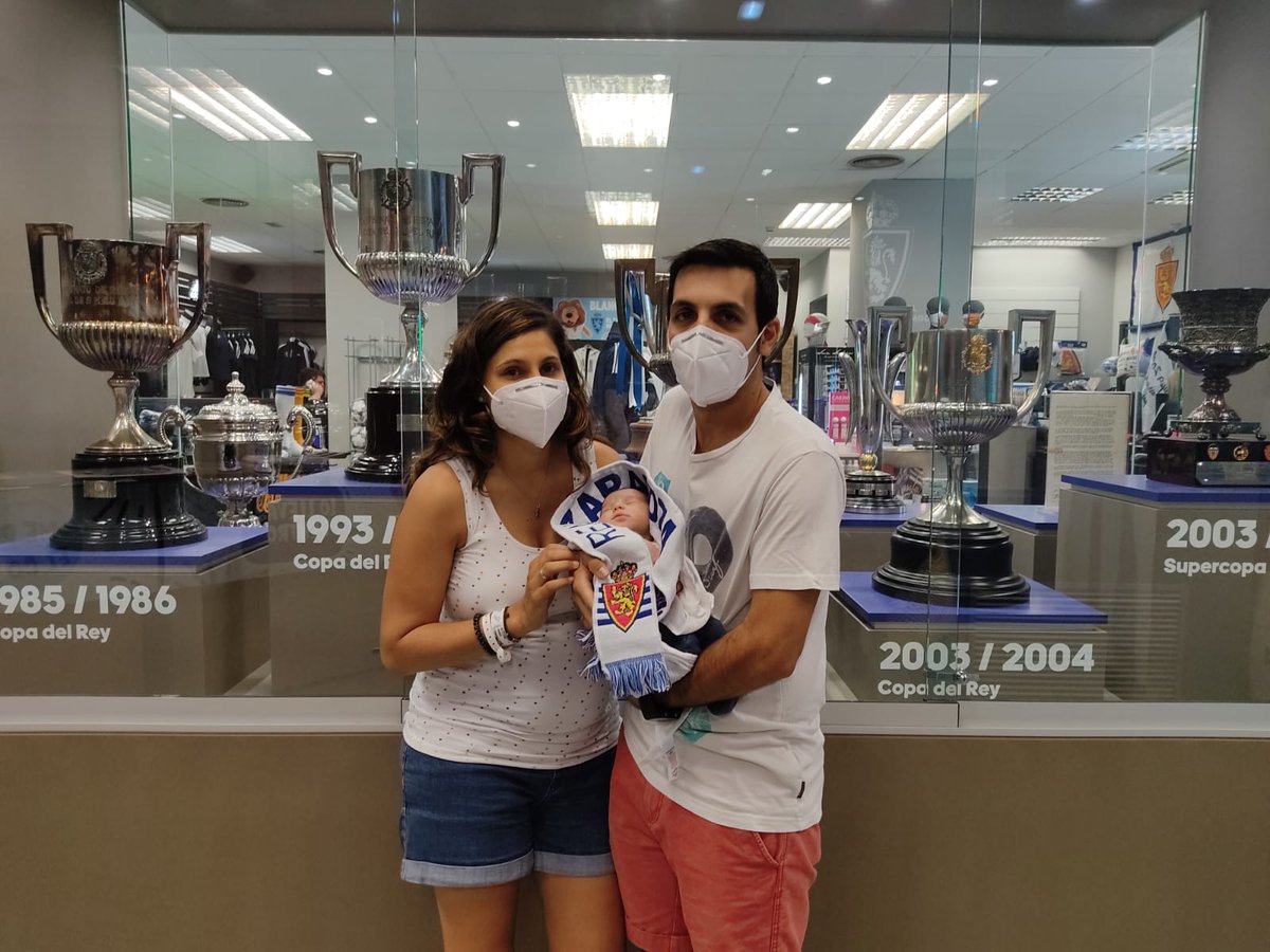 RealZaragoza's tweet photo. Hoy nos visitó el pequeño Lucas, recién nacido este martes ¡y ya con los colores del Real Zaragoza! 🤍💙

👶🏻 ¡La familia #zaragocista te saluda! https://t.co/azAsbpLcXu