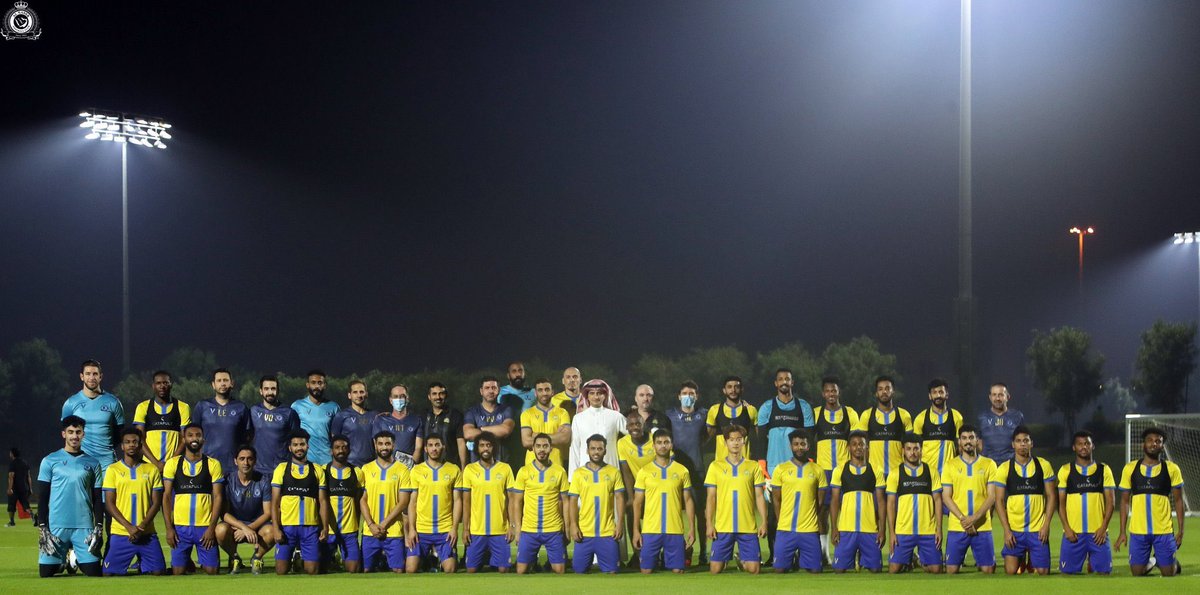 هديه : 📱 + 2 تيشيرت #النصر 
في حال تأهل العالمي يوم الأحد القادم 
إلى دور الـ 8 .. السحب مباشره بعد المباراه من ريتويت 🔁 هذه التغريدة ..🙏💛
#صندوق_رتيبان