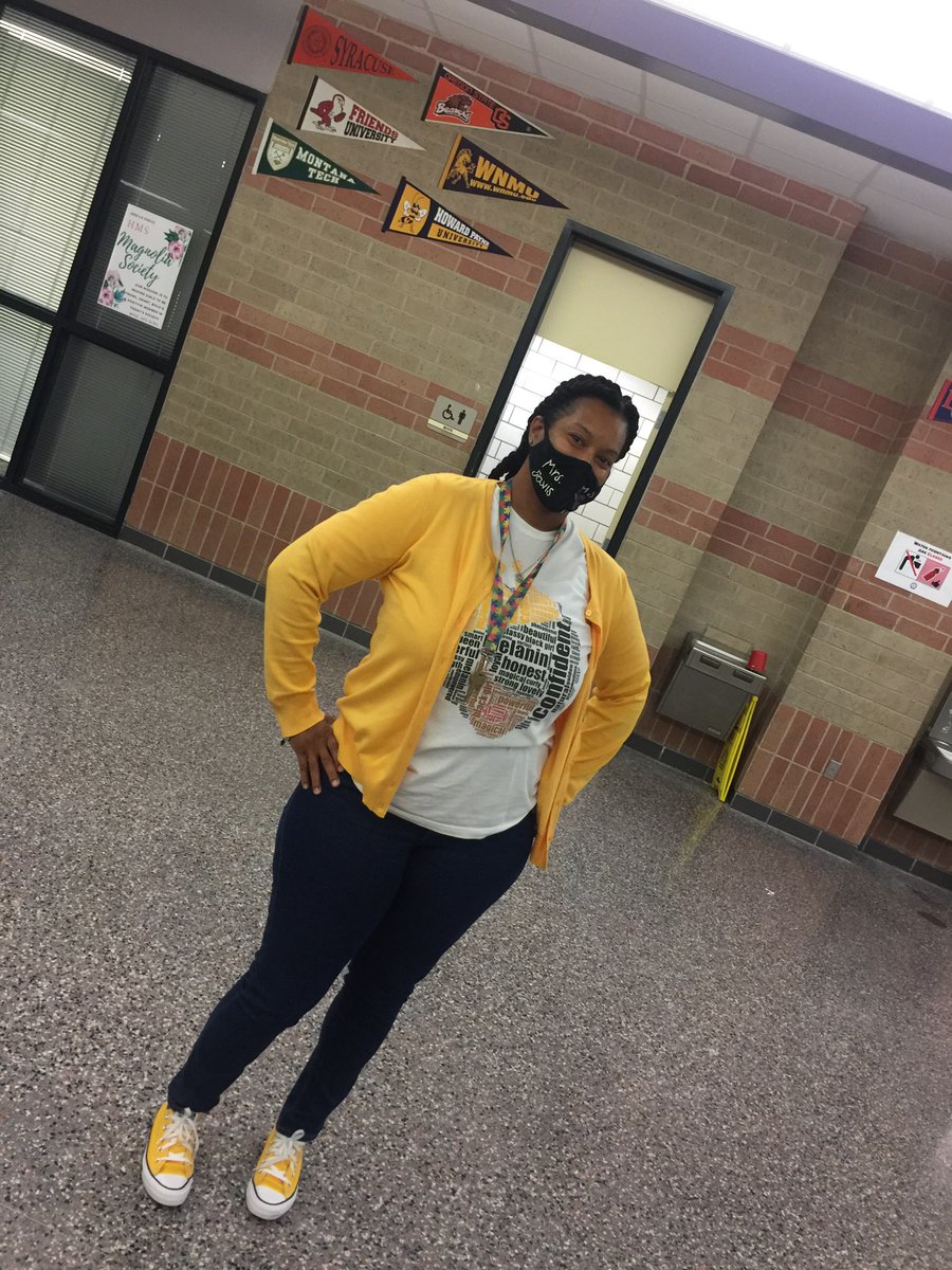 APLuevanos's tweet photo. In honor of #ChildhoodCancerAwareness #HMSfamily 🐾went gold! 🎗
#HMSspiritWeek #BeTheLight https://t.co/Jm2iMhZPxw