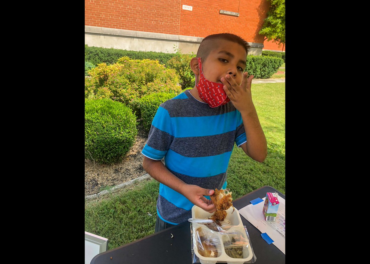 Backside_LC's tweet photo. Thanks so much, @daretocarefb  !
Each day at our Community Learning Hub, our students receive warm, balanced meals! Not only are the meals balanced, the menus change daily and are delicious. https://t.co/2ClyppQ1Bv