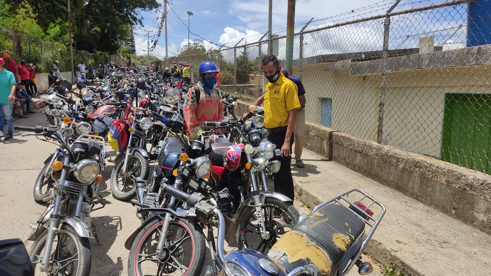 FonturOficialve's tweet photo. #ConduciendoAlFuturo | Cumpliendo líneas emanadas del Pdte. @NicolasMaduro, encabezada por el Min. @HipolitoMRT2, la clase trabajadora @fonturlara realizó asamblea con gremio de motorizados de la Pquia. Diego Lozada, en mejora de atención del suministro de combustible. #GMTVzla https://t.co/7zyYSqNk8T