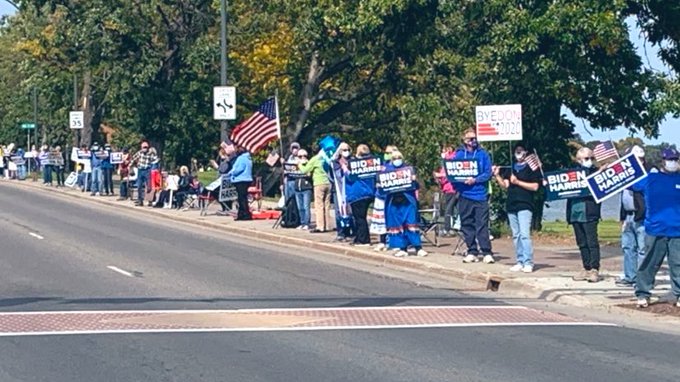 People are standing in line in a September to vote Trumps ass out https://t.co/nr3zEEgDrP