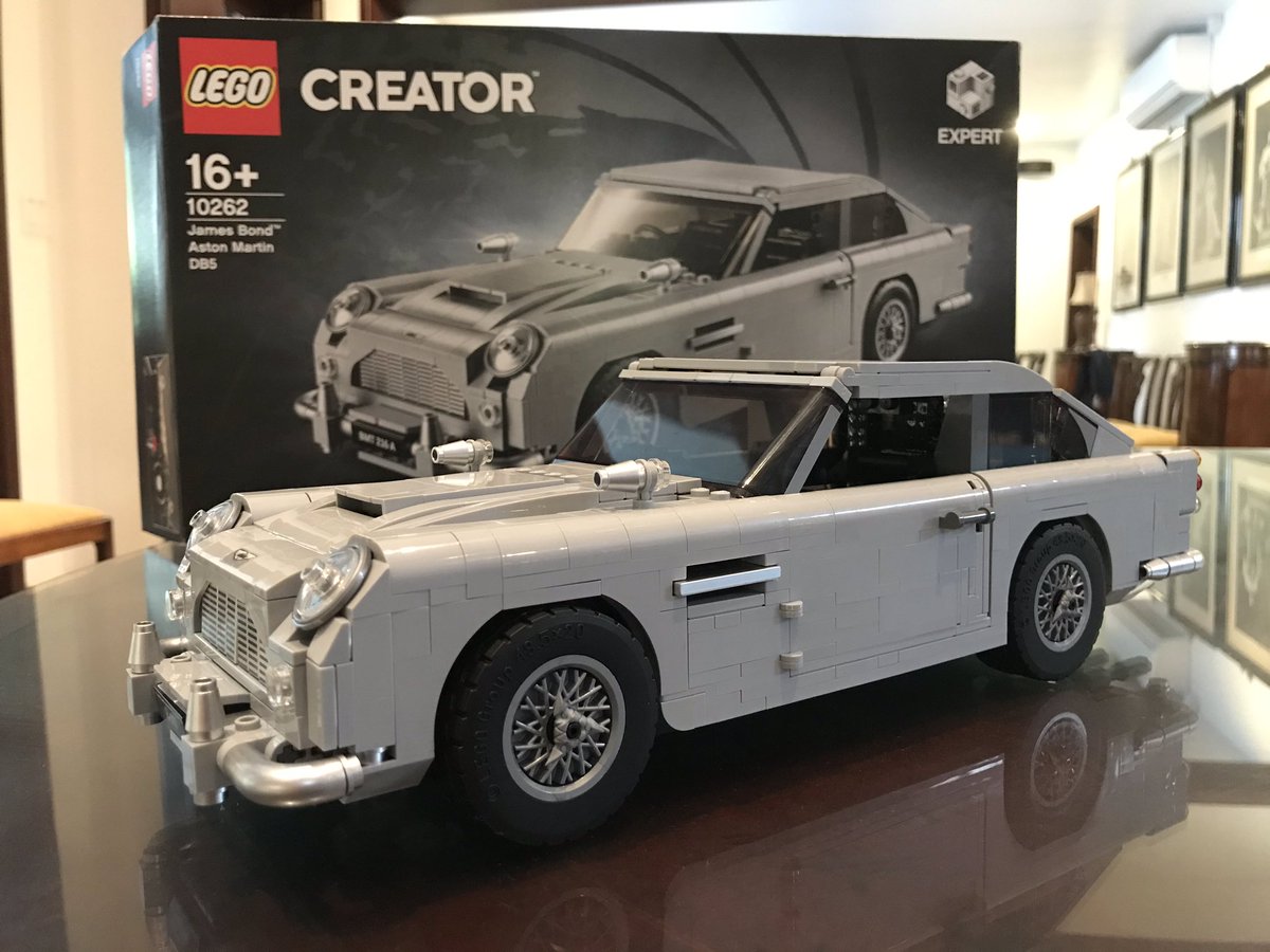 HiloBlock's tweet photo. Skyfall:
[Bond abre la puerta de un garaje para revelar su Aston Martin DB59]

-M: Oh, y supongo que eso es completamente discreto. 

-James Bond: Entra.

Gracias a todos por sus buenos deseos de cumpleaños. Les presento el producto final de Lego DB5 #BondIsGREAT🇬🇧🚘 @007 https://t.co/O6rFvR11cx