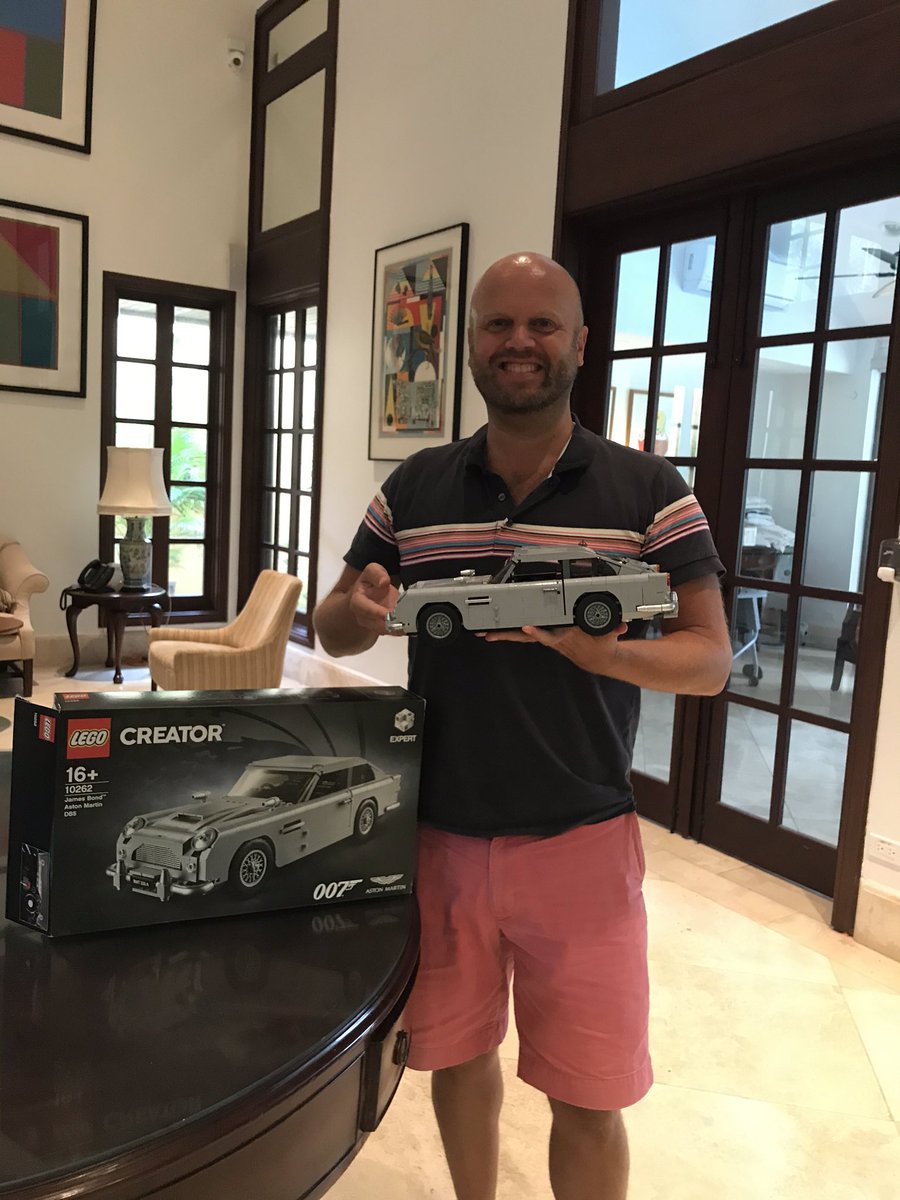 HiloBlock's tweet photo. Skyfall:
[Bond abre la puerta de un garaje para revelar su Aston Martin DB59]

-M: Oh, y supongo que eso es completamente discreto. 

-James Bond: Entra.

Gracias a todos por sus buenos deseos de cumpleaños. Les presento el producto final de Lego DB5 #BondIsGREAT🇬🇧🚘 @007 https://t.co/O6rFvR11cx