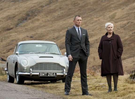 HiloBlock's tweet photo. Skyfall:
[Bond abre la puerta de un garaje para revelar su Aston Martin DB59]

-M: Oh, y supongo que eso es completamente discreto. 

-James Bond: Entra.

Gracias a todos por sus buenos deseos de cumpleaños. Les presento el producto final de Lego DB5 #BondIsGREAT🇬🇧🚘 @007 https://t.co/O6rFvR11cx