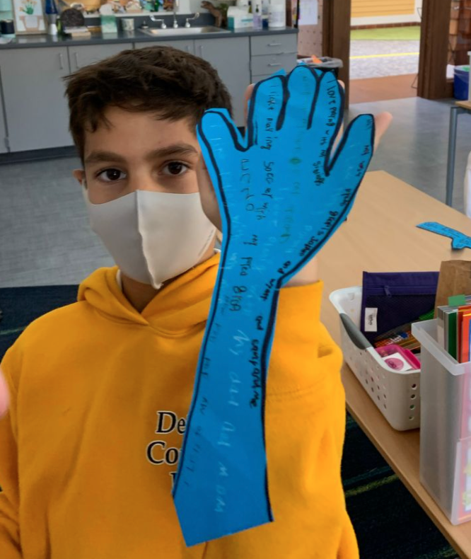 DCDSchool's tweet photo. Everyone can give a hand! Third grade built classroom community by brainstorming ideas on what makes them a good reader, writer, student, or sibling. Then they wrote their thoughts on their hands to share with others. #dcds #dcdsconnected #thursdaythoughts #dcdsacademics https://t.co/Gl8mTRZ7fD