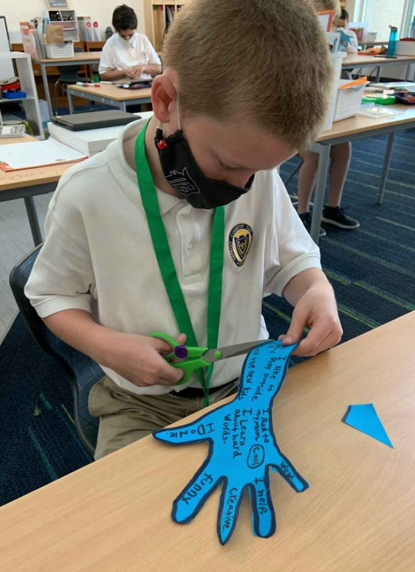 DCDSchool's tweet photo. Everyone can give a hand! Third grade built classroom community by brainstorming ideas on what makes them a good reader, writer, student, or sibling. Then they wrote their thoughts on their hands to share with others. #dcds #dcdsconnected #thursdaythoughts #dcdsacademics https://t.co/Gl8mTRZ7fD