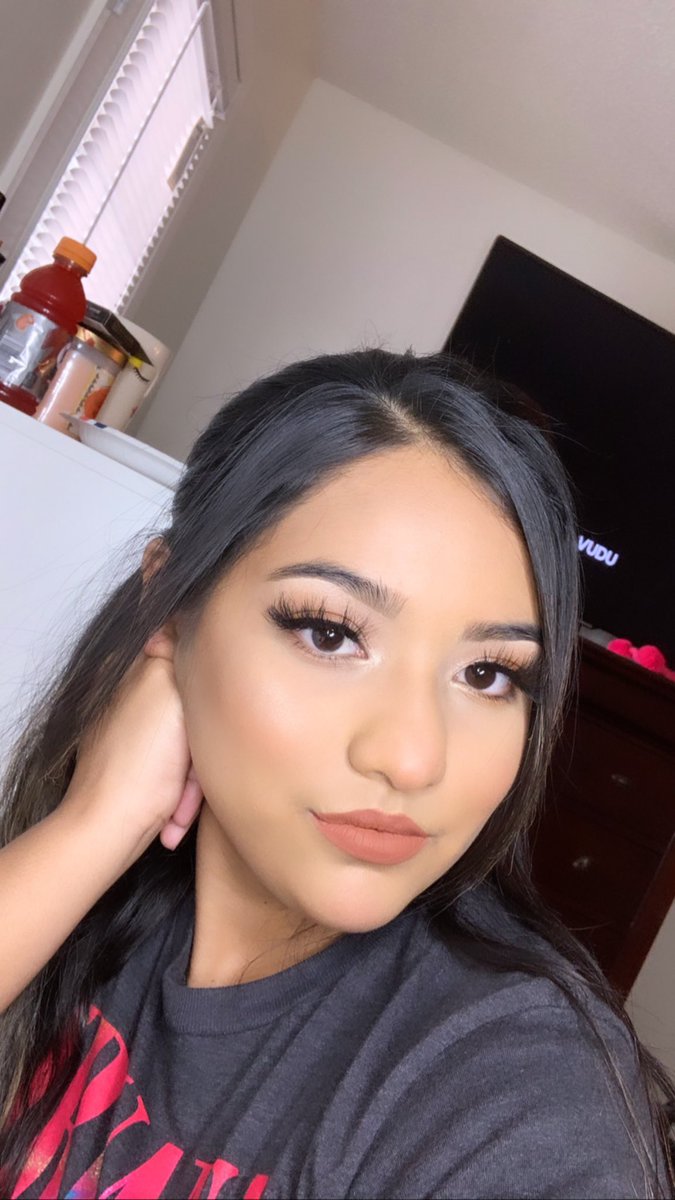 wearing Elle Lashes in style “princess” that is now sold out🥺 
but there is plenty of other styles to choose from! 
dm to order before the weekend gets here💓