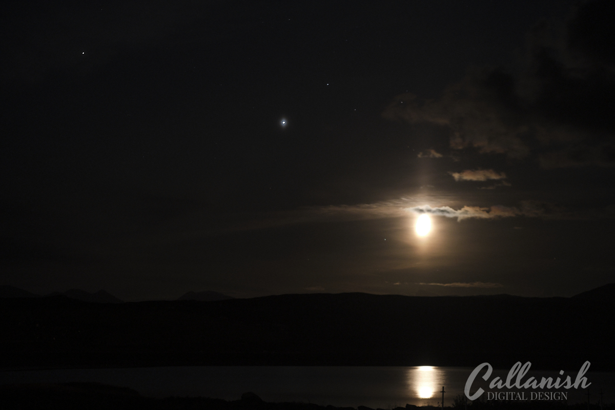CallanishDD's tweet photo. #Saturn #Jupiter #Moon and reflection over Loch Roag on the Isle of Lewis.
#astrophotography #alignments #outerhebrides #darkskies #scotland @StormHour @IslesWeather @AstroHighland https://t.co/jGKKrtUgd0