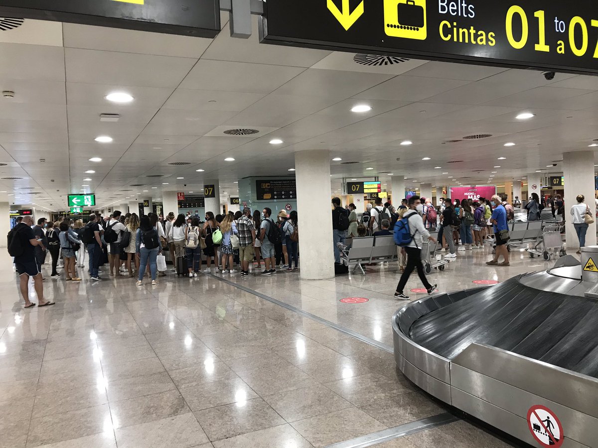 tiko_vic's tweet photo. @vueling @aena esto es lo que ocurre cuando juntas los dos unicos vuelos en el aeropuerto del prat y coinciden en la misma cinta de recogida de equipaje. Gracias por pensar en los viajeros https://t.co/HJbEv94H3o