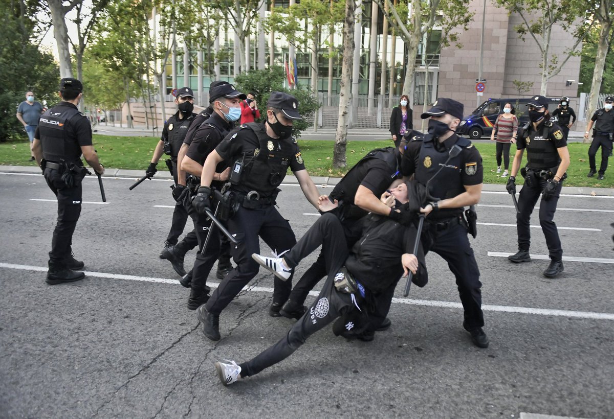Vidushi_ii's tweet photo. - A la izquierda,un cayetano pasándose por el forro de los cojones el Estado de Alarma.
- A la derecha,un vallekano pidiendo más servicios públicos para luchar contra la pandemia. https://t.co/Vb5SIbA9Ul