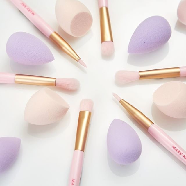 MirelaMK's tweet photo. Complete your #makeup toolkit: 
- The brush set includes an eye detail brush, eyeshadow brush and eye blender brush tucked into a perfectly portable zippered pouch
- The sponge set comes with four mini sponges that easily fit in your makeup bag
#MaryKay #marykaycanada https://t.co/kP31oMx0yc