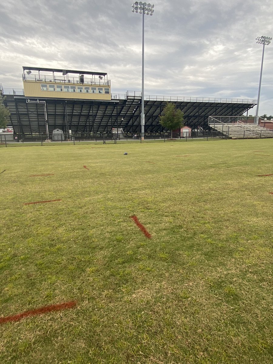 sphs__stuco's tweet photo. This is what we do at 5:40 on a Thursday. Getting ready for Movie Night on the lawn for next week’s Homecoming! #SPHSUpNext #SocialDistancing https://t.co/iqQW2xSgnt