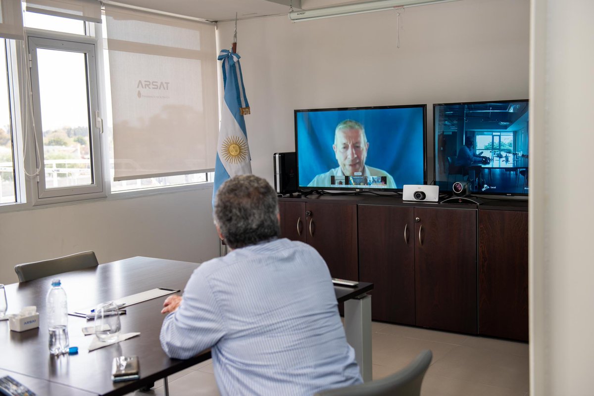 ARSATSA's tweet photo. Incorporamos a Tierra del Fuego al Plan #Conectar. Junto a @SantiCafiero, @micasmalcolm y @gustavomelella firmamos un convenio que permitirá el uso conjunto de la fibra provincial, ampliando la oferta de conectividad de la #REFEFO.
Más información en https://t.co/x4XSjFQVXs https://t.co/58iSigUR53