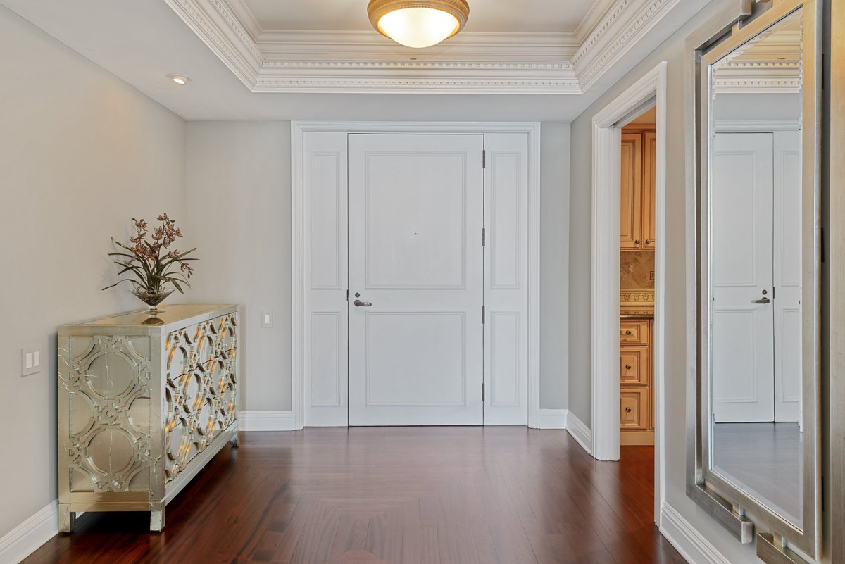 SDP_EverAlways's tweet photo. ๐ถCome and knock on our door ๐ถ #ChicagoWaterTowerCollection #foyers @UrbanLiving #180EPearson5802 https://t.co/lH38YoCbnM