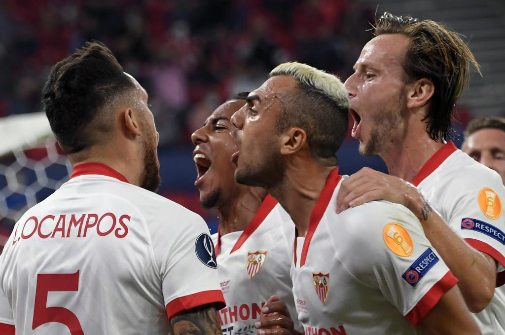 rfef's tweet photo. El fútbol español está orgulloso de vuestro trabajo y sacrificio, @SevillaFC 🇪🇸⚽ 

¡Gracias por la entrega y la pasión con la que disputáis cada balón! ¡Os quedan muchas noches históricas por vivir! 👏🏻

 #SupercopaDeEuropa 🏆 https://t.co/yhBebVteB8
