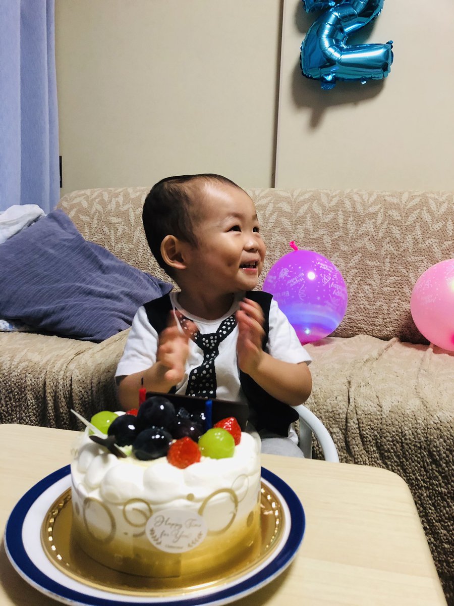 KantaTwins's tweet photo. 実家で2歳をお祝い🎂

もう少しで家族が増えて、我慢させることも多いと思うけど柑太にとって笑顔溢れる1年になりますように🍊

優しくて、面倒見がよくて、おちゃらけて、繊細な柑太🍊

2歳おめでとうね🎉🎈

#柑太 
#育児日記 https://t.co/yZbebSvgto