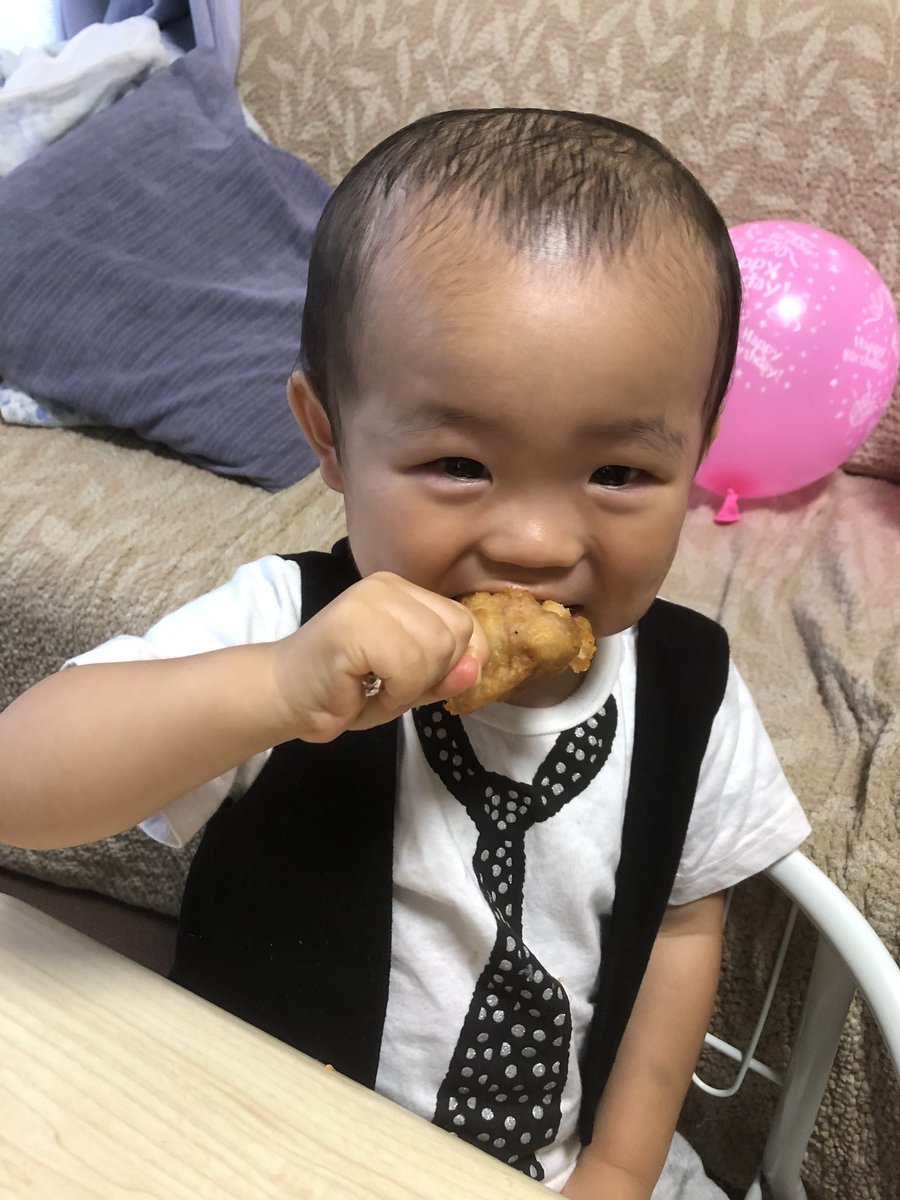 KantaTwins's tweet photo. 実家で2歳をお祝い🎂

もう少しで家族が増えて、我慢させることも多いと思うけど柑太にとって笑顔溢れる1年になりますように🍊

優しくて、面倒見がよくて、おちゃらけて、繊細な柑太🍊

2歳おめでとうね🎉🎈

#柑太 
#育児日記 https://t.co/yZbebSvgto