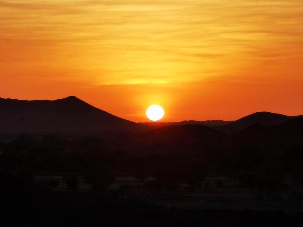 Rhoumour's tweet photo. #Agadez : #les4temps : 1) Le vent de sable, 2) L'arrivée de l'orage, 3) L'après orage et 4) Un magnifique couché de soleil. #Niger https://t.co/lDuqMnrIb6