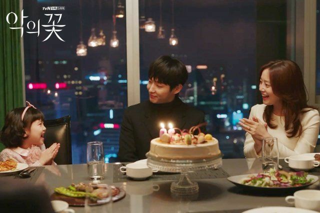 viyoonseo's tweet photo. Flower entregou tudo e mais um pouco. Desde a divulgação do drama, os atores que deram um show de interpretação, não importa se era da trama principal ou não, todos sem exceção deram o seu melhor e nós sentimos isso a cada episódio divulgado. Enfim, pra mim é o dorama do ano ❤ https://t.co/J1XMdwlG3H