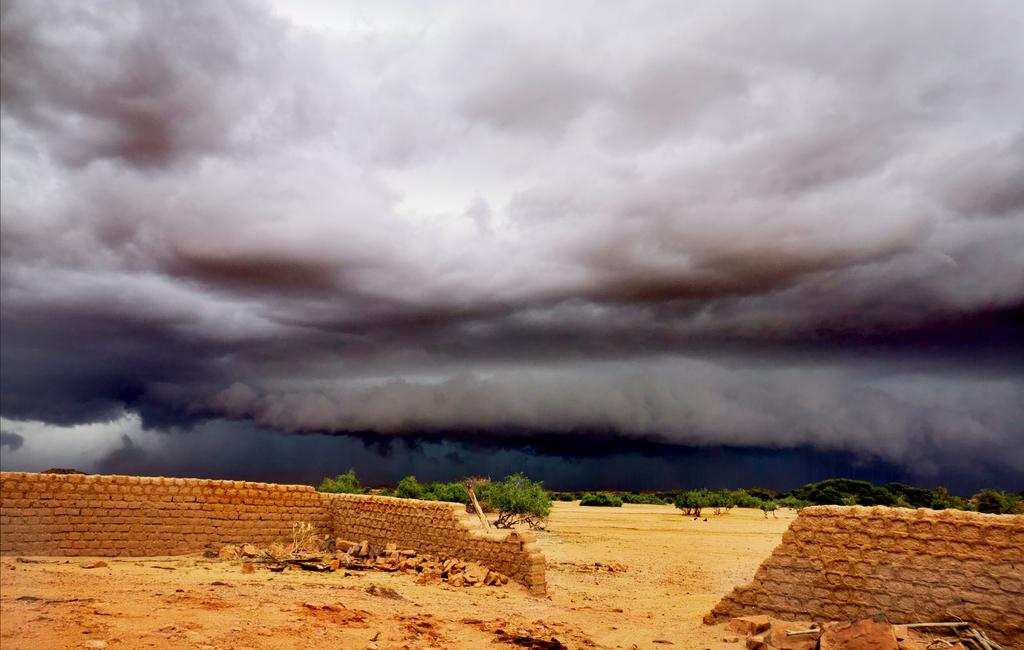 Rhoumour's tweet photo. #Agadez : #les4temps : 1) Le vent de sable, 2) L'arrivée de l'orage, 3) L'après orage et 4) Un magnifique couché de soleil. #Niger https://t.co/lDuqMnrIb6