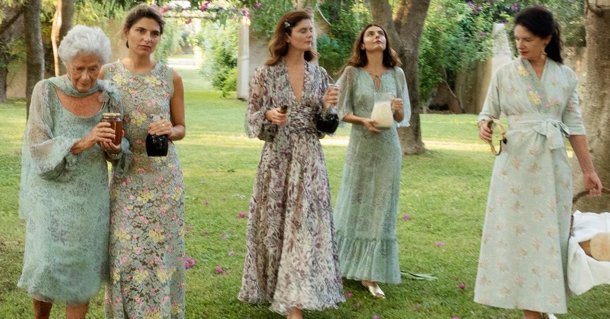 Per chi ama gli abiti magici e senza tempo 😍👉 bit.ly/3mOkewa