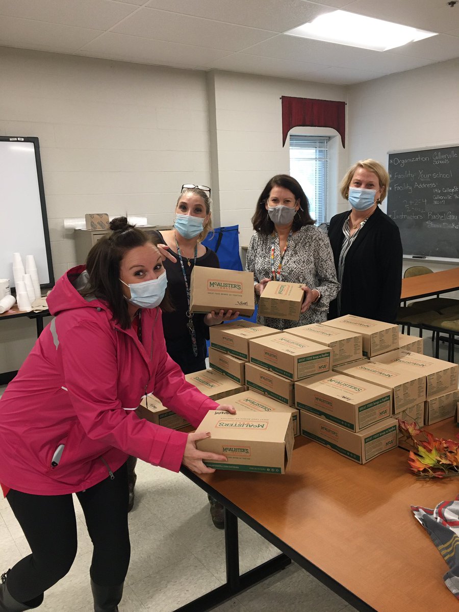 brandi_hynes's tweet photo. We have lots of happy teachers for our virtual parent conferences thanks to @TaraOaksPTA bringing boxed dinners! https://t.co/ggOXIZIX9u