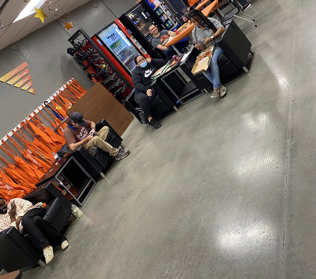 FayetteHd0127's tweet photo. Store #0127 doing a great job practicing safe distancing, while also enjoying day one of success sharing. Thank you to all of our associates for your hard work and contribution to the success of our stores good work team!! @Carell_R @ASummers_HD @rch20811 https://t.co/dvbGrN8qak