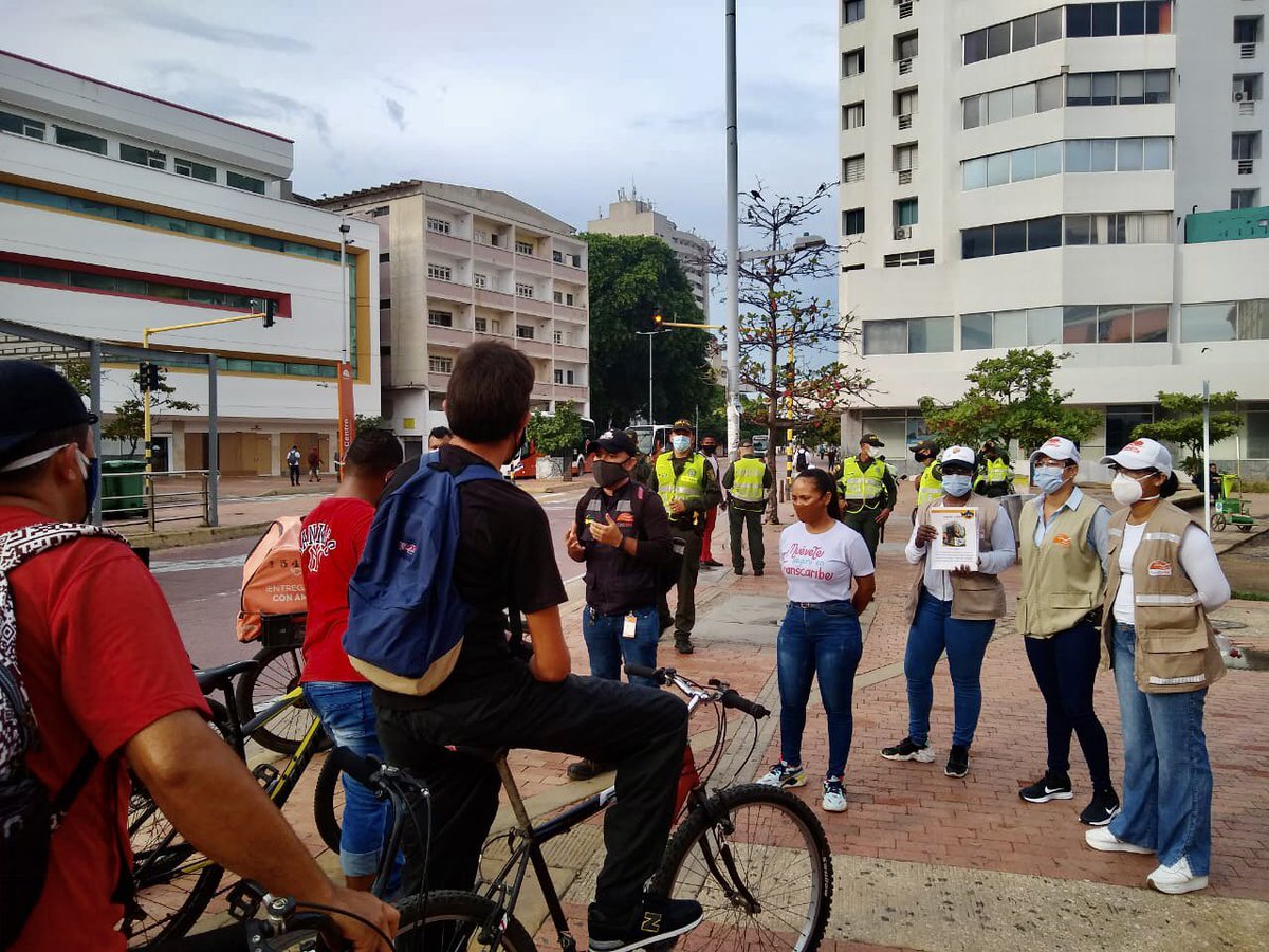 TranscaribeSITM's tweet photo. #SemanaDeLaMovilidad  | Nuestro equipo psicosocial, @PoliciaColombia , @secinteriorctg y @Transambiental_ y #Sotramac, se tomaron la zona aledaña a Estación Centro, para sensibilizar a los ciclistas, peatones y motociclistas sobre los peligros de invadir el carril exclusivo. https://t.co/IyVWmE314C
