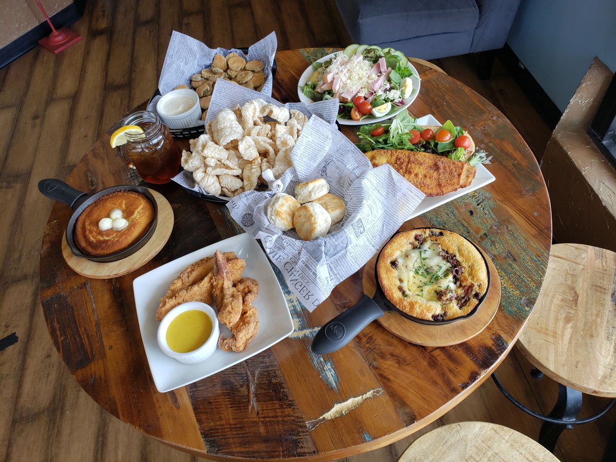 SouthernLilly1's tweet photo. Looking for dinner? 🤤
Come on in and see us! We're open until 7pm for your Dine-in pleasure 😋
 
#foodstagram #foodie #restaurants #southernfood #cornbread #friedchicken #porkrinds #elkchili #friedpickles #friedcatfish #glutenfree #yummy #delicious #tasteslikehome https://t.co/FLV0DzAuu8