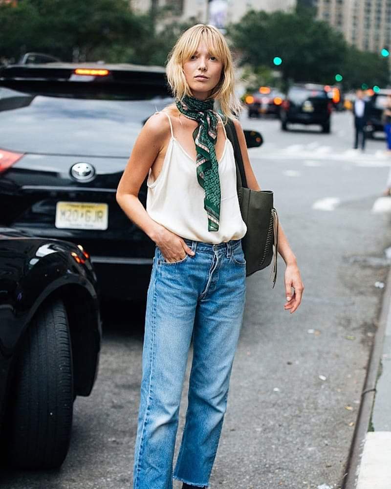 A #silk #scarf with basics will make a great look this fall.
#streetstyleinspo #style #styletips #fashion #look