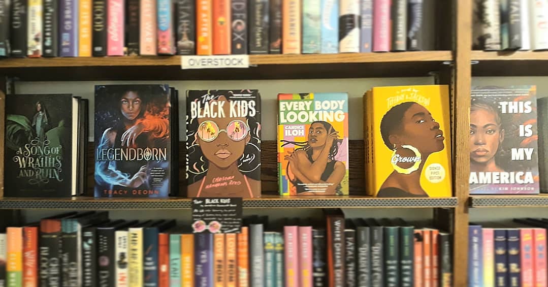 6 Black women authors who wrote 6 amazing novels that we love 🎈A SONG OF WRAITHS AND RUIN @rosiesrambles, LEGENDBORN @tracydeonn, BLACK KIDS Christina Hammonds Reed, EVERY BODY LOOKING by @BecomHer, GROWN by @WriteinBK, THIS IS MY AMERICA by @KCjohnsonwrites
#BlackLivesMatter