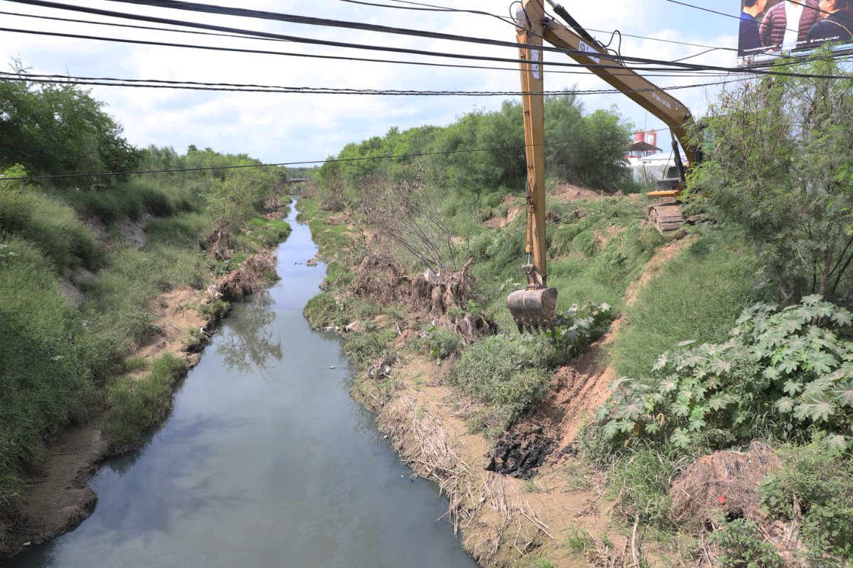 Este jueves, personal del Municipio realizó trabajos de desazolve, con retroexcavadora, del dren El Anhelo en la colonia Jacinto López, de donde se extrajo basura, llantas inservibles y muebles del hogar, así como partes automotrices.