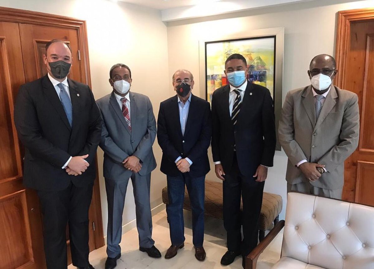 ciprianreyes's tweet photo. En la vida hay que ser humilde porque el poder es pasajero que diferente es el @DaniloMedina del 2016 al del 2020 ahora solo cuenta con 4 senadores. Tan diminuido que caben en una foto @ciprianreyes https://t.co/N3xUnkttPY