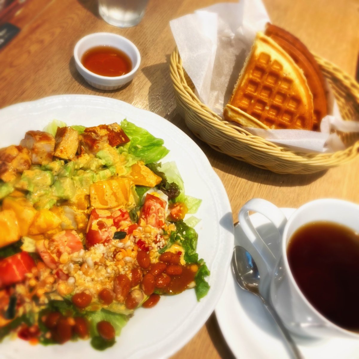 み ど り 今月末に突然閉店が決まった東銀座のマザーリーフでランチ 外で飲む紅茶を美味しいと初めて思ったのが このお店だったなぁ ワッフルも美味しくて大好きなお店 ありがとうございました ご馳走さまでした マザーリーフ東銀座店