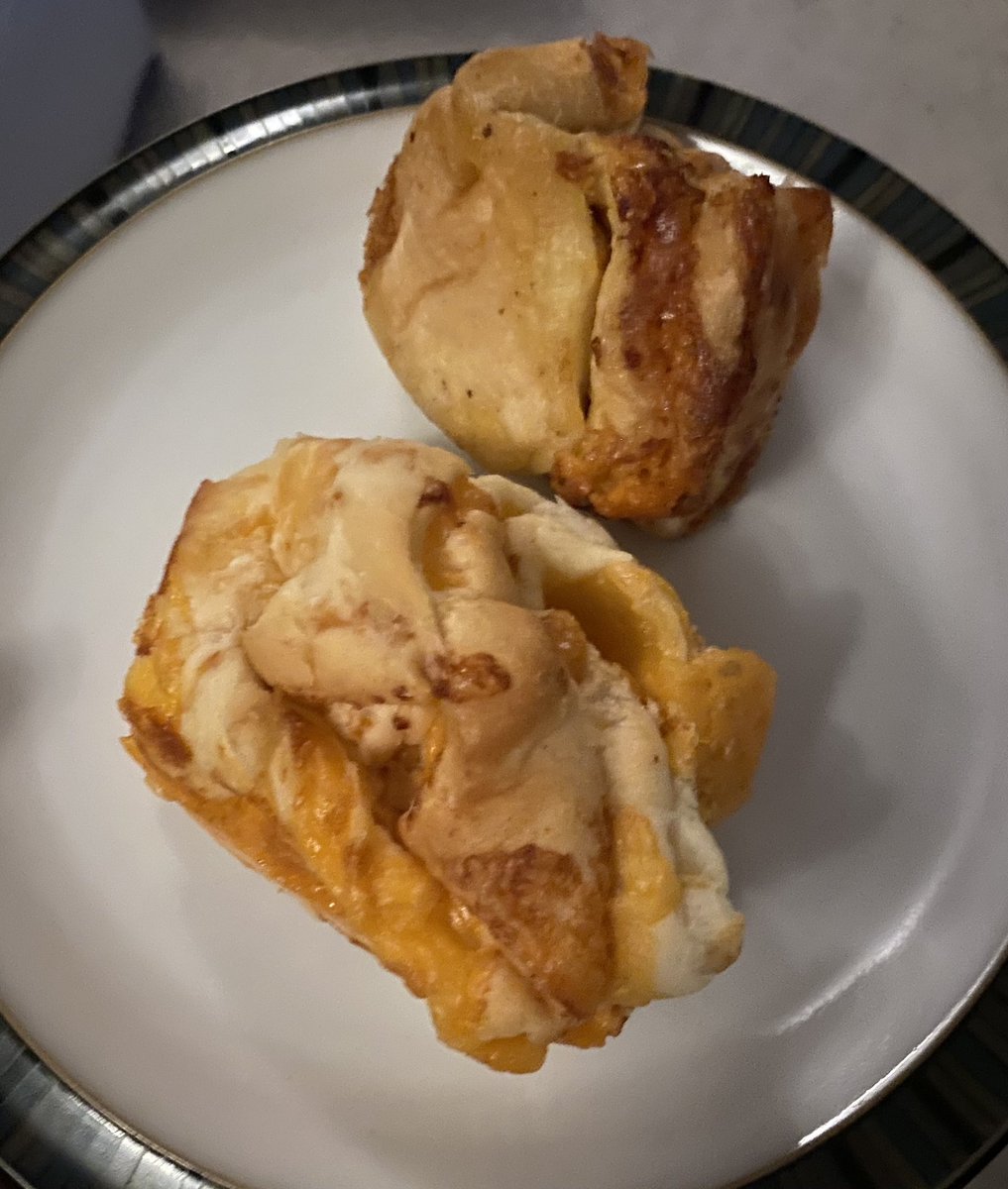 FionaMattatall's tweet photo. #BedLunch #CheeseBuns @keepitrealmom https://t.co/D2LZLu8Q74