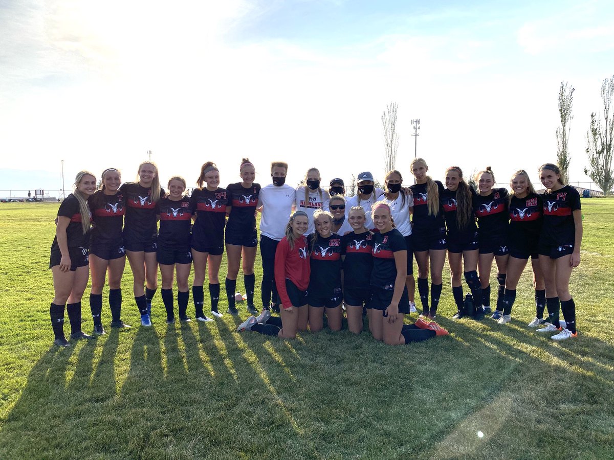 GirlsHighland's tweet photo. Senior night win over Rigby 6-2! JV wins 3-0 👊🏼 WE LOVE OUR SENIORS!! https://t.co/tYBwsG8IkI