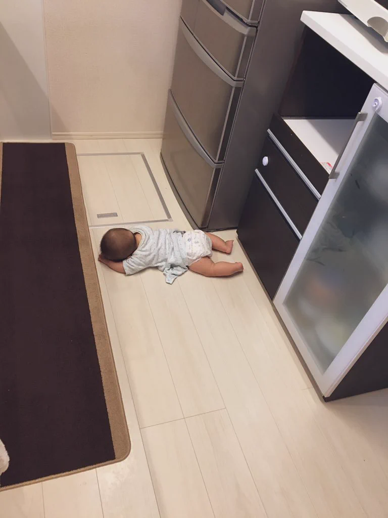 えっ…そこで？ｗｗ台所で見事に力尽きる赤ちゃん！ｗｗ