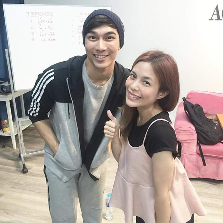 A mediados de año se multiplicaron los eventos. Uno de ellos fue una entrevista con su profesora de actuación en Drama Academy. Mew mostró otro lado suyo: contó que llegó allí luego de ser rechazado en varios castings y quería saber si servía para esta carrera.  #MewSuppasit