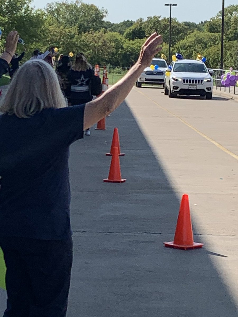 JustKisha2u's tweet photo. Soto Stars celebrate leaders with a Welcome Wave. Families drove through and received smiles and waves. @MolinaSunset @CMSoto_Leaders https://t.co/9yOypgUejd