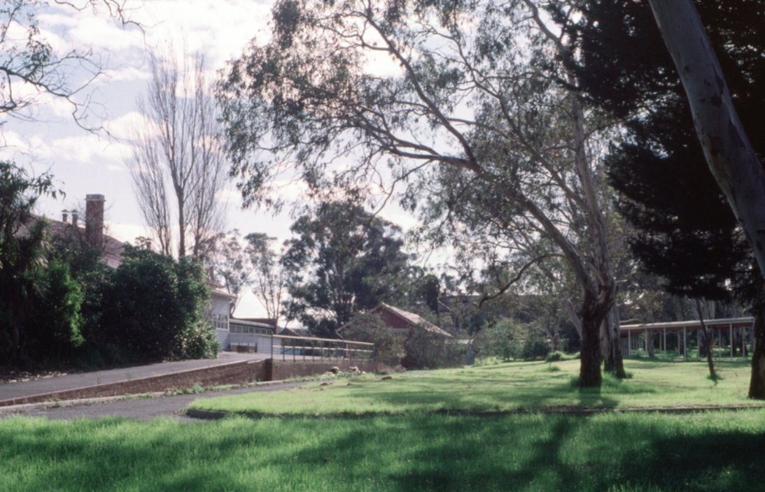 Mont Park looking towards end of track from Melbourne of yardWeston Langford 14 July 2001 https://westonlangford.com/images/photo/126520/
